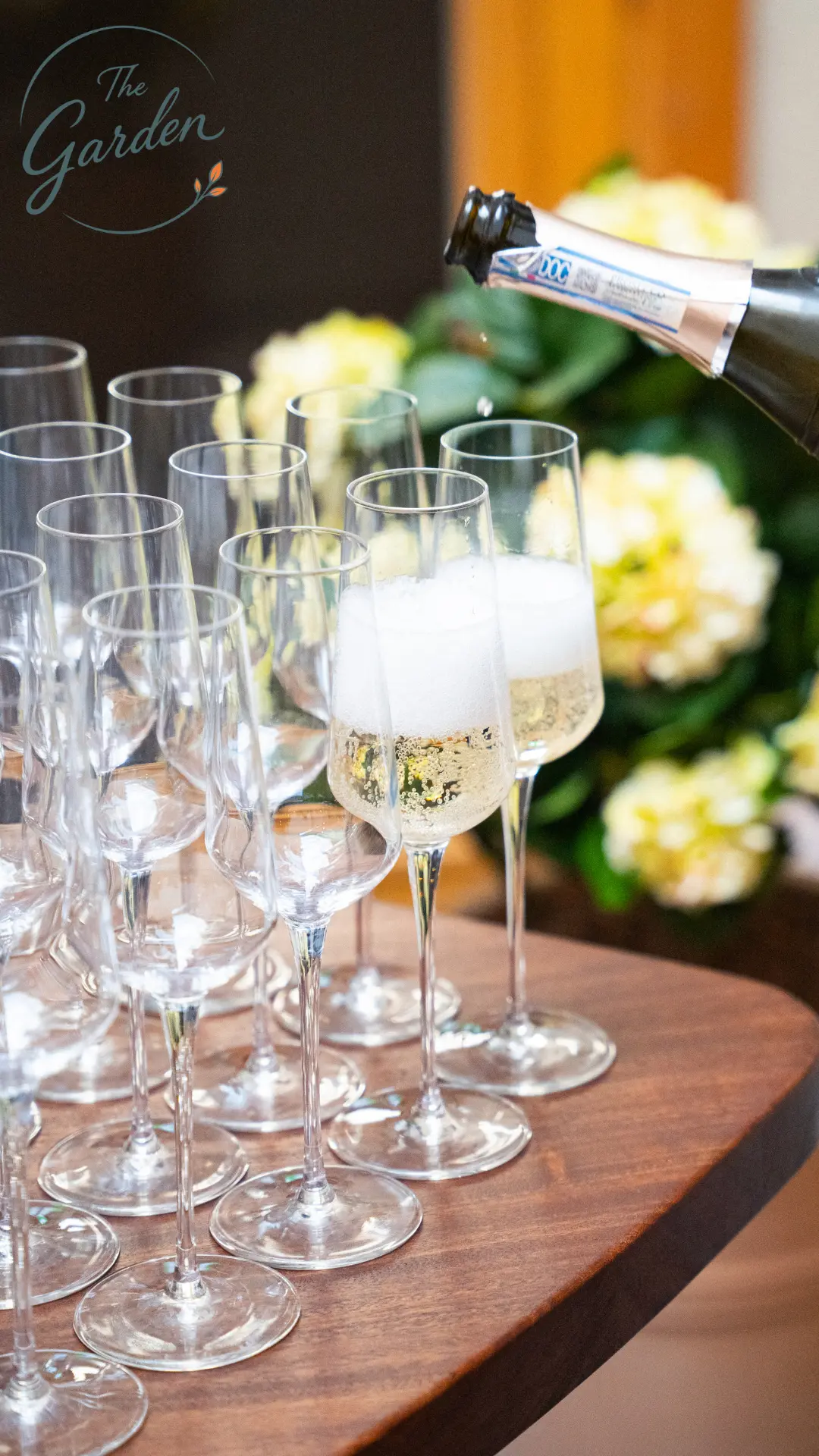 Champagne hälls upp i The Garden
